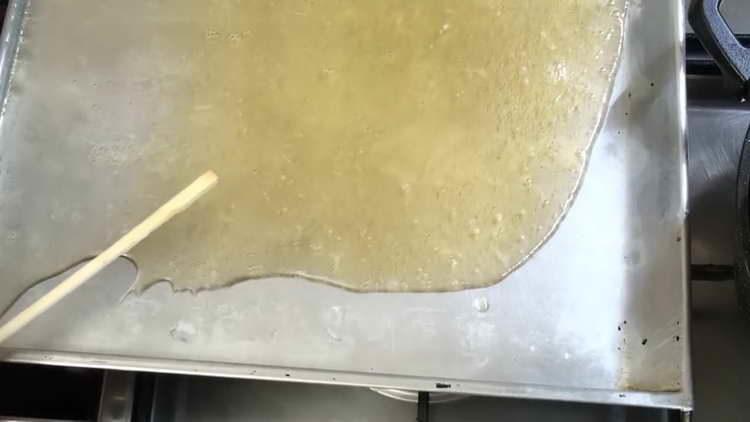 изсипете сиропа върху лист за печене