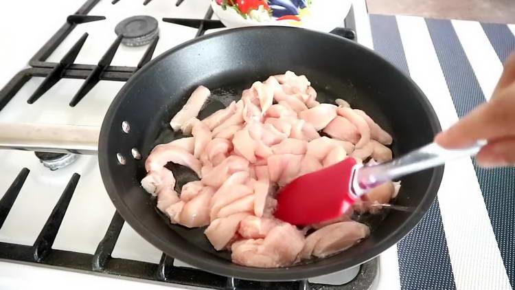 βάλτε το κρέας σε μια κατσαρόλα