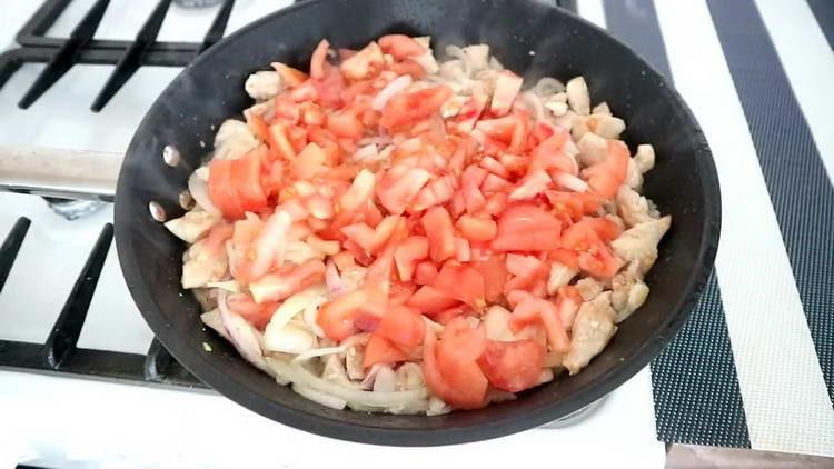 βάλτε τις ντομάτες σε μια κατσαρόλα