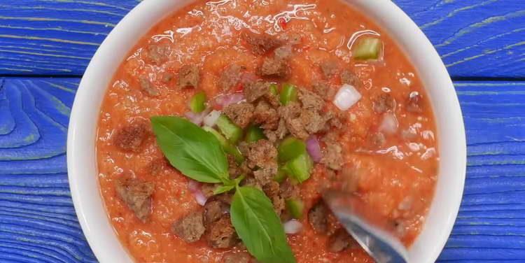 Гарнирайте супата с нарязан червен лук