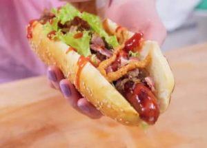 Hot dog με μια συνταγή βήμα προς βήμα με φωτογραφίες