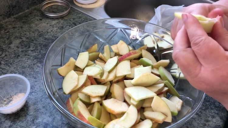 Äpfel in Scheiben schneiden