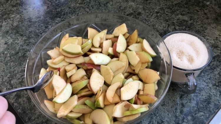 lisää kanelia omenoihin