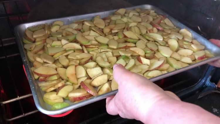 küldjön almát a sütőbe
