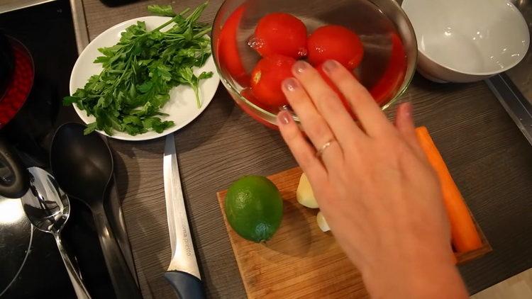 Bereite die Tomaten zu