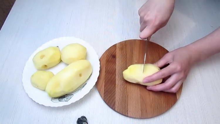 обелете и нарежете картофите