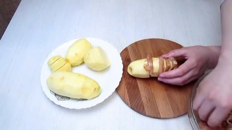 сложете филетата в картофи