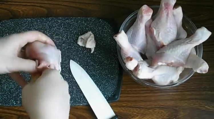 почистваме пилешките бутчета от кожата