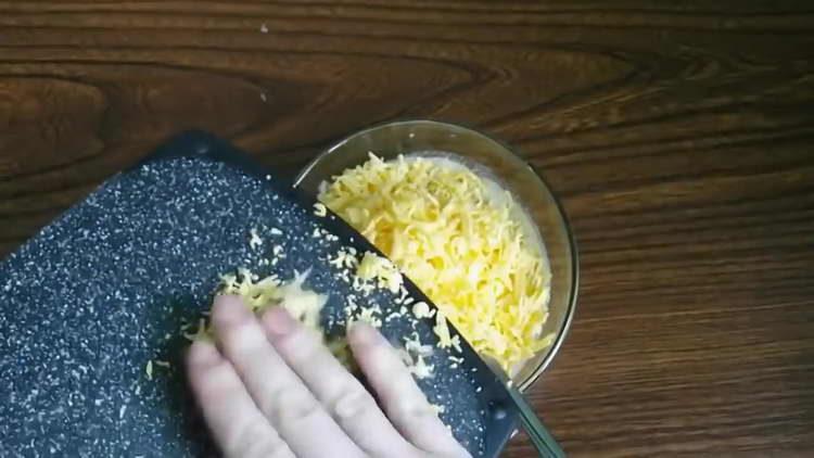 προσθέστε τριμμένο τυρί στη σάλτσα