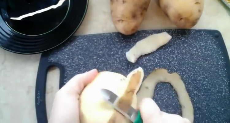 αποφλοιώνοντας τις πατάτες