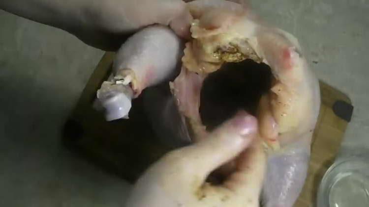 Das Hähnchen mit Gewürzen einfetten