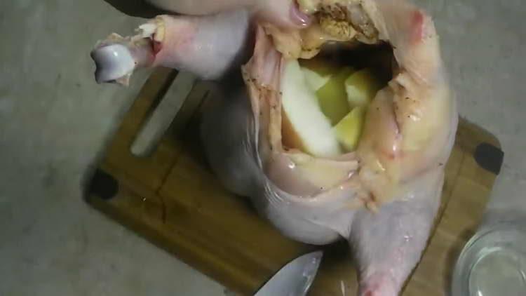 Hähnchen mit Äpfeln füllen