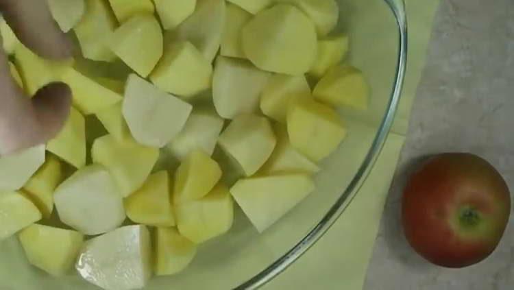 sudėkite bulves į formą