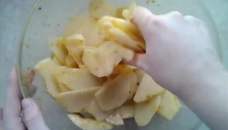 mescolare le patate con la salsa all'aglio
