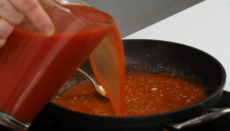 Tomatensaft einschenken.