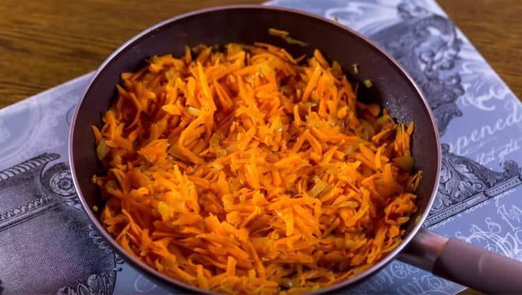 Friggere le carote con le cipolle.