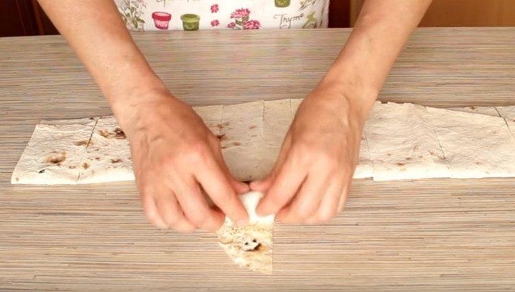 Нарежете питата хляб на парчета, последният от тях може да се навие на руло.