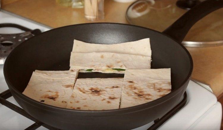 Magprito ng mga sandwich ng pita sa isang dry pan.