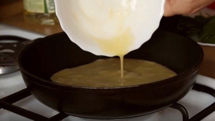 Ein Omelett aus einem geschlagenen Ei anbraten.
