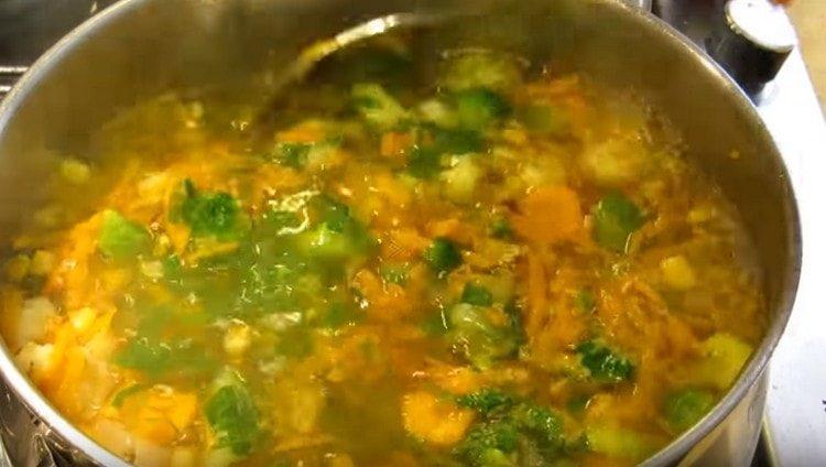 Zde je jednoduchý recept na vegetariánskou polévku.