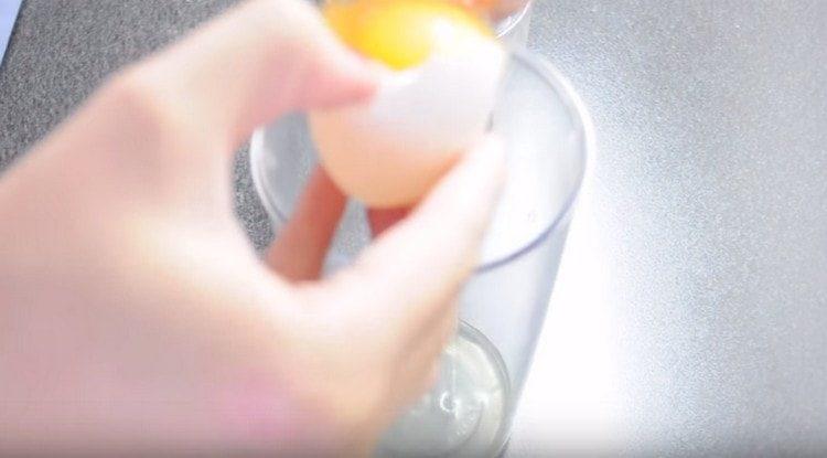 teilen Sie die Eier in Proteine ​​und Eigelb.