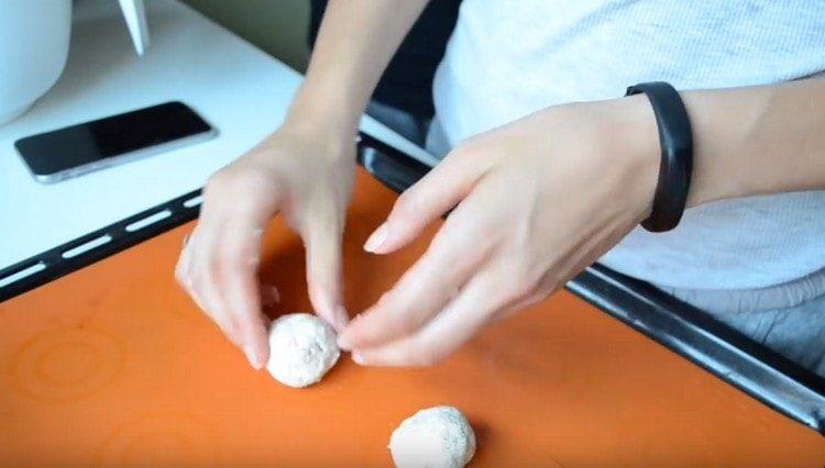 Разточете топките от тестото и разпределете върху лист за печене.