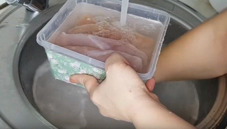 Πλένετε καλά το φιλέτο κοτόπουλου από το αλάτι, στη συνέχεια απορροφείτε.