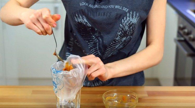 Der Einfachheit halber geben wir gekochte Kondensmilch in einen Spritzbeutel.