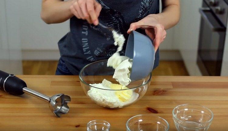 Do misky vložte cukr, máslo a tvaroh.