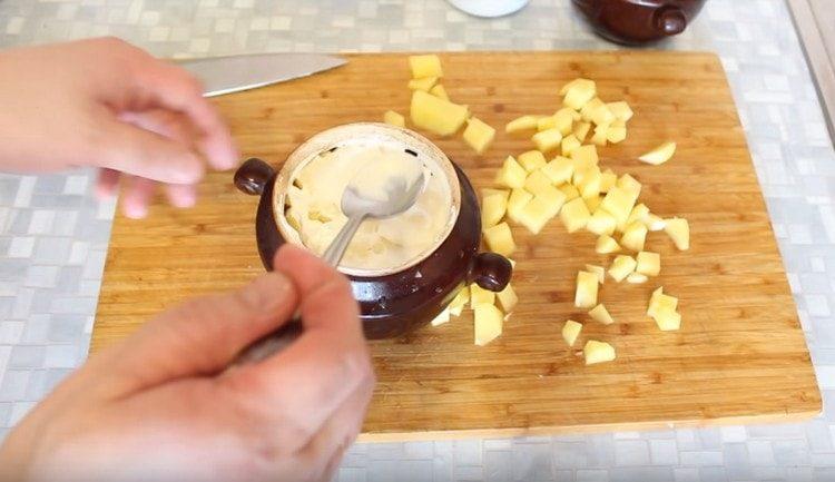 Lubrificare la superficie del piatto con maionese.