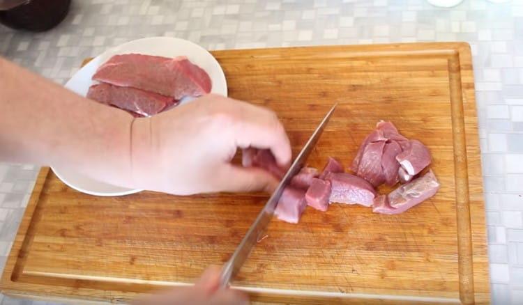 Leikkaa liha paloiksi.