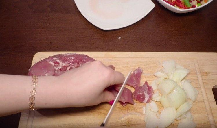 نقطع اللحم في قطع صغيرة.