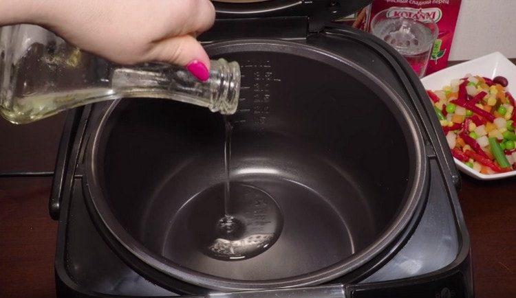 Schalten Sie den Slow Cooker im Bratmodus ein und gießen Sie pflanzliches Öl in die Schüssel des Geräts.