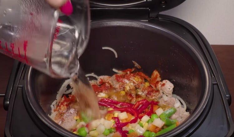 Gießen Sie die Zutaten in eine Mehrkochschüssel mit kochendem Wasser.