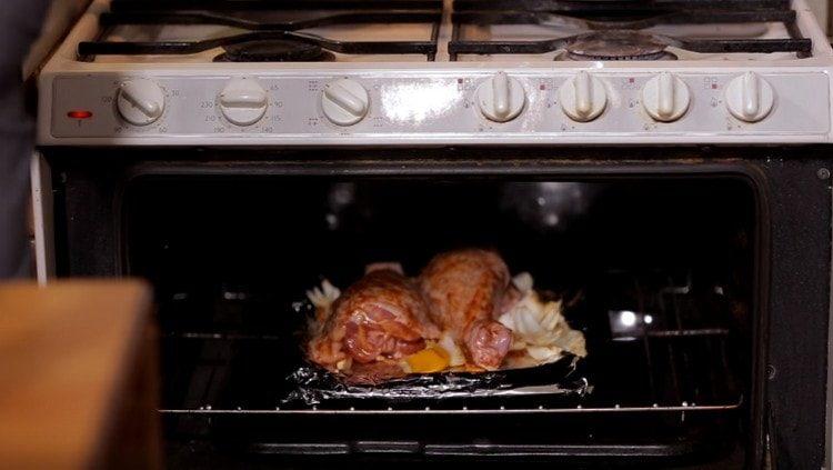 Mettiamo una teglia con pollame nel forno.