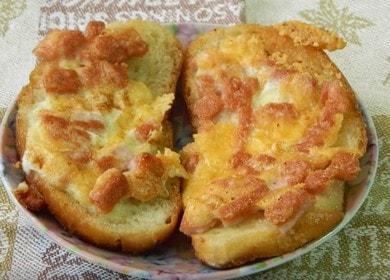 Νόστιμα ζεστά σάντουιτς  με λουκάνικο και τυρί