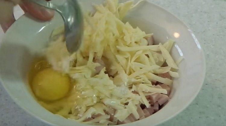 смесете сиренето и наденицата с яйцата.