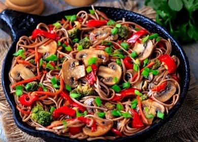 Η συνταγή για νόστιμα noodles  φαγόπυρο με λαχανικά