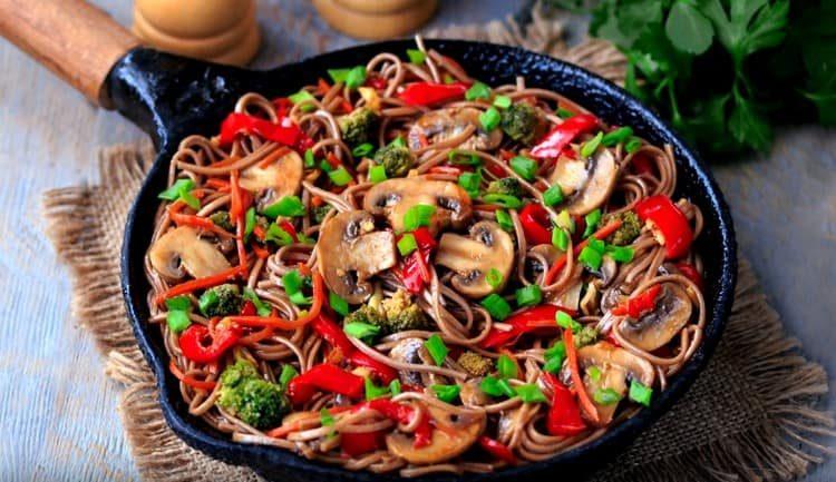 Σύμφωνα με αυτή τη συνταγή, noodles φαγόπυρο είναι ένα υπέροχο πλήρες πιάτο.