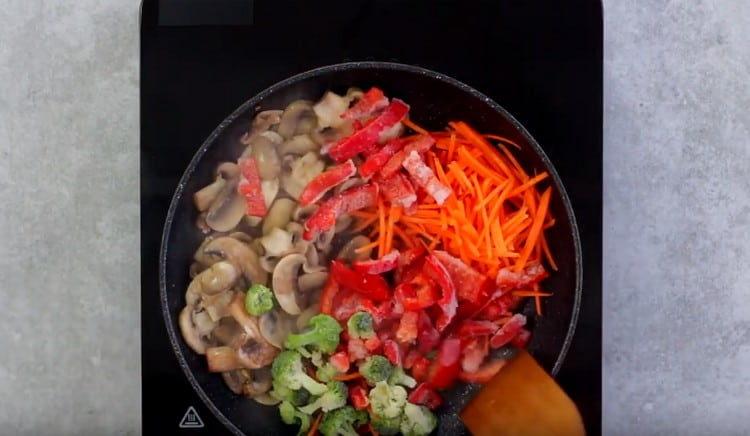 Do hub přidejte mrkev nastrouhanou na korejském struhadle, další zeleninu podle potřeby.