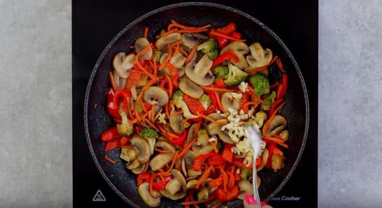 Condisci i funghi con aglio e verdure.
