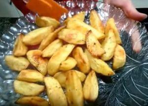 Appetitliche Bratkartoffeln im Ofen: nach Rezept mit Schritt-für-Schritt-Fotos garen.