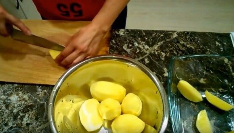 نقطع كل البطاطس إلى 4 أجزاء.