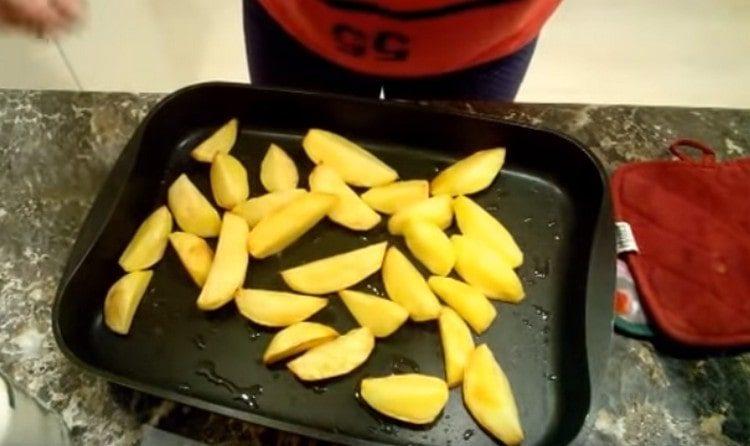 Ανακατέψτε τις πατάτες ξανά.