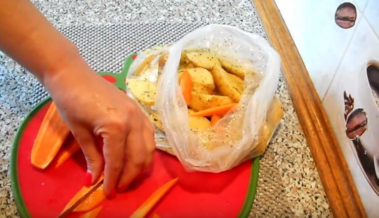 Нарежете морковите на ивици и добавете в картофите.