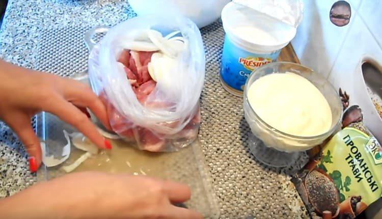Mes taip pat supjaustome svogūną ir sudedame į mėsą į maišą.