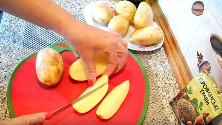 اغسل البطاطا وقطعيها إلى شرائح.