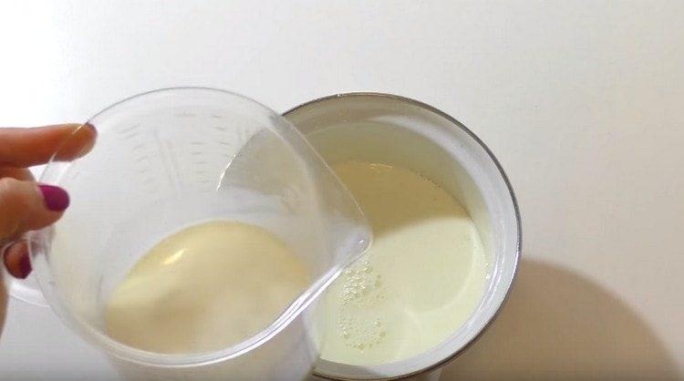 Gießen Sie etwas Milch in einen Topf und erhitzen Sie ihn.