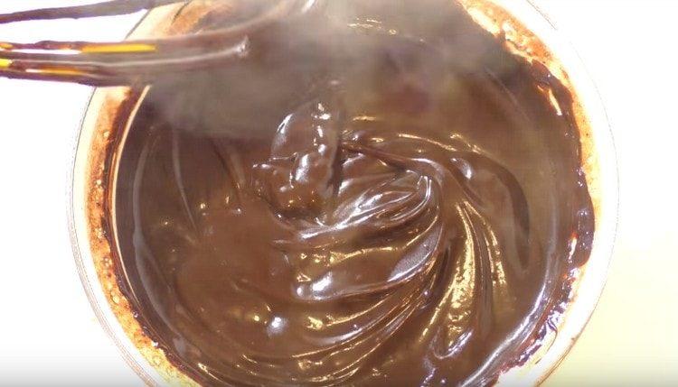 Добавете маслото, разбъркайте и шоколадът със сладкиш е готов.