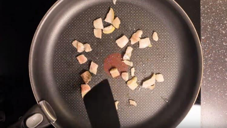 Κόψτε το μπέικον σε ένα μικρό κύβο και τηγανίζετε σε μια κατσαρόλα.